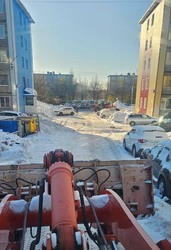 Город день за днем. 23 декабря 2025 года В Петропавловске-Камчатском продолжаются работы по расчистке магистралей, внутриквартальных проездов и придомовых территорий