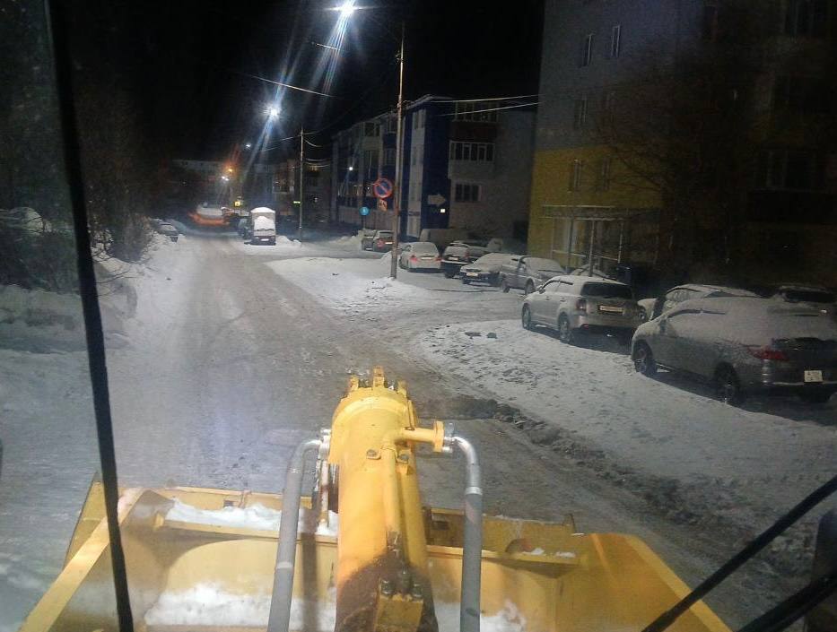 Город день за днем. 23 декабря 2025 года В Петропавловске-Камчатском продолжаются работы по расчистке магистралей, внутриквартальных проездов и придомовых территорий Город день за днем. 23 декабря 2025 года В Петропавловске-Камчатском продолжаются работы по расчистке магистралей, внутриквартальных проездов и придомовых территорий