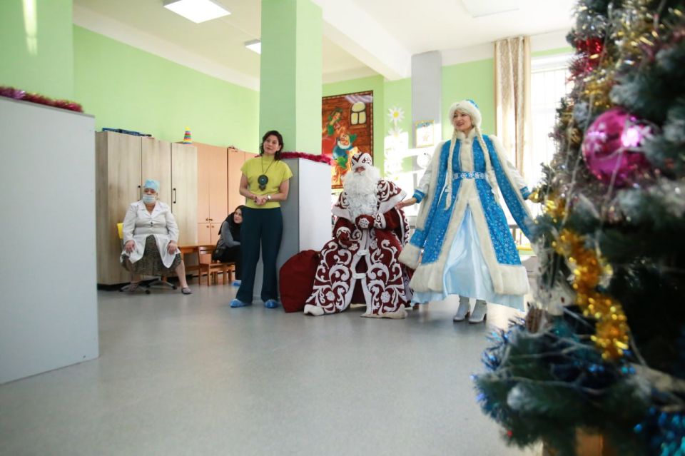 Настоящий новогодний праздник подарила депутат от Корякии Анна Рудковская детям, которые проходят длительное лечение в Камчатском противотуберкулезном диспансере