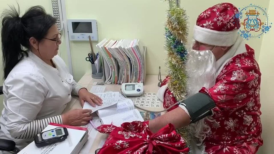 Дед Мороз из «Автопарка» вместе с помощниками поздравил пассажиров с наступающим Новым годом