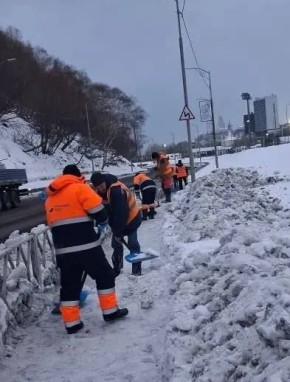 Город день за днем. 26 декабря 2025 года В Петропавловске-Камчатском специализированная техника продолжает работы на магистральных дорогах, внутриквартальных проездах, придомовых территориях