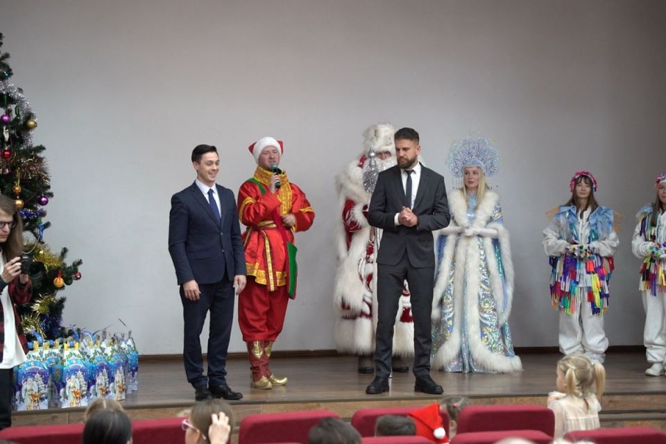 Более 2500 подарков для детей из Петропавловска-Камчатского, улыбки и радость, предновогоднее настроение, Дед Мороз и Снегурочка