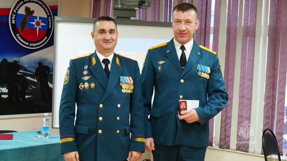 Камчатских спасателей поздравили с 35-летием МЧС России