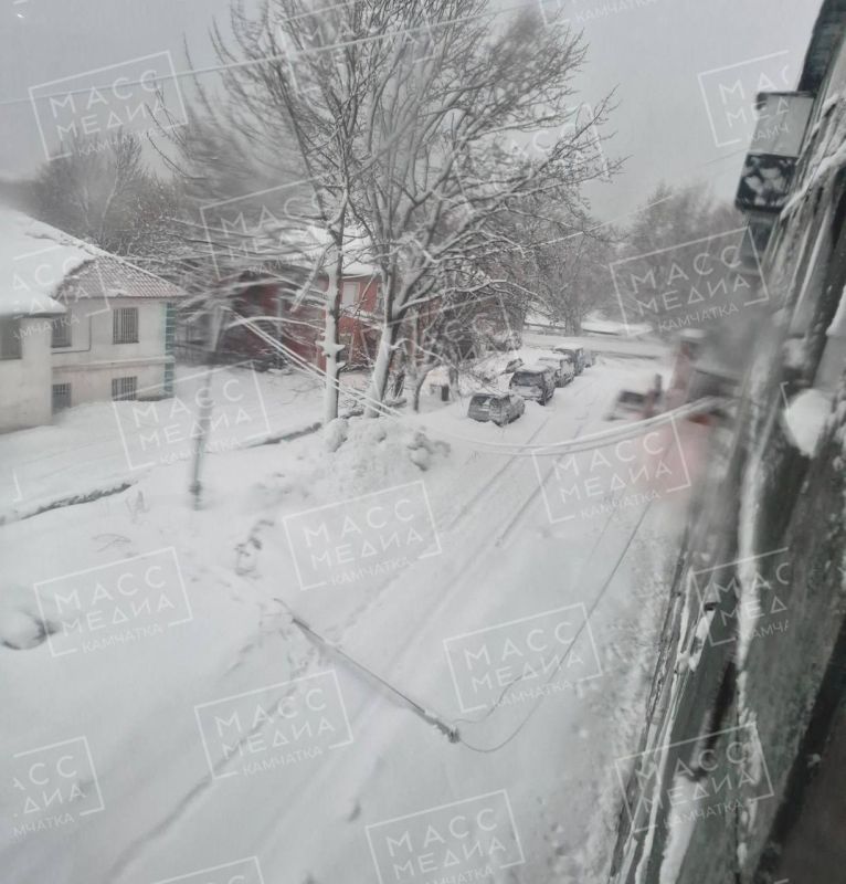 На улице Космонавтов, 57 из-за разгула стихии упал фонарный столб