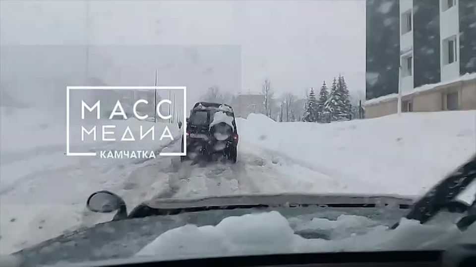 На Ленинской из-за глубоких снежных колей движение практически парализовано