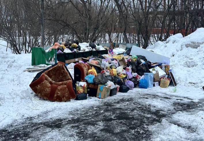 Спецтранс попросил камчатцев хранить мусор на балконе