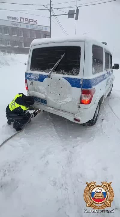 Сотрудники полиции Камчатки несут службу в сложных погодных условиях