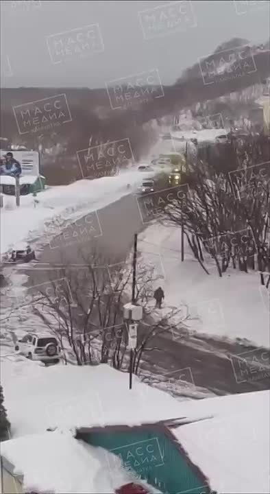 Дорога в Завойко тонет. Согласно прогнозам, ночью нас ждет похолодание до -7°C, передвигаться по этому участку дороги будет очень опасно