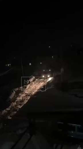 Скорая помощь еле проехала по межкварталке на Рябиковской