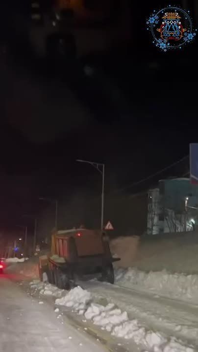 Дорожные службы города продолжают борьбу с последствиями циклона