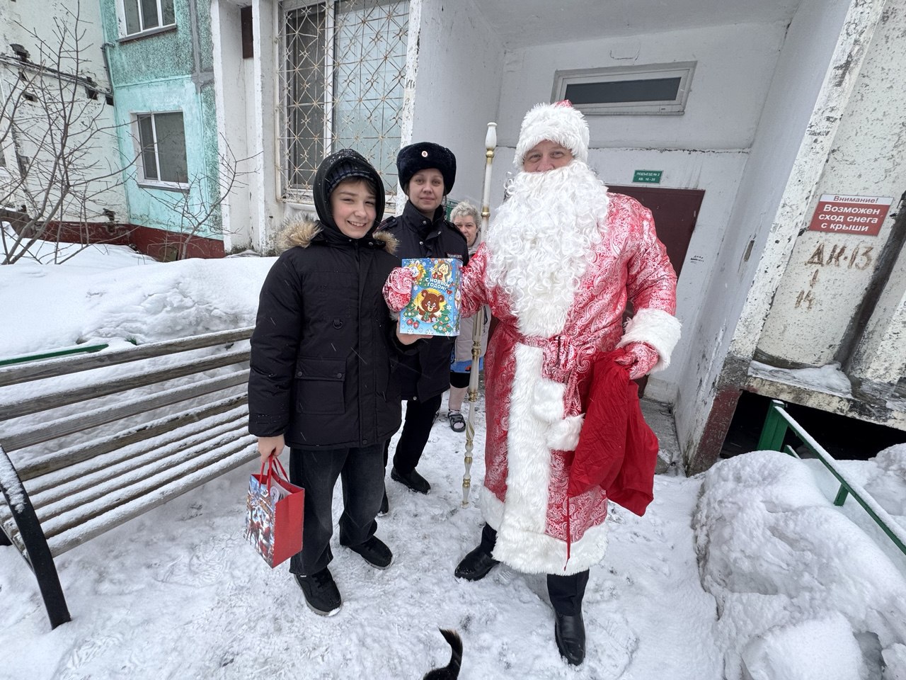 В Петропавловское-Камчатском «Полицейский Дед Мороз» поздравил ребят с наступающими праздниками В Петропавловское-Камчатском «Полицейский Дед Мороз» поздравил ребят с наступающими праздниками