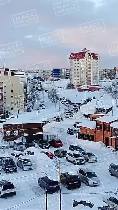 И опять скорая пытается проехать по заснеженной дороге