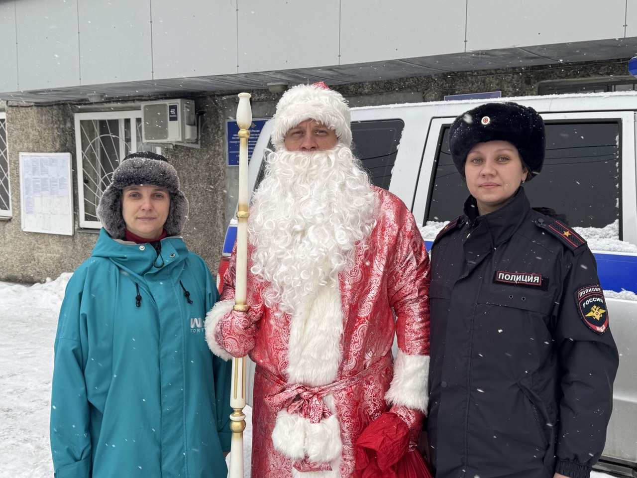 В Петропавловское-Камчатском «Полицейский Дед Мороз» поздравил ребят с наступающими праздниками В Петропавловское-Камчатском «Полицейский Дед Мороз» поздравил ребят с наступающими праздниками
