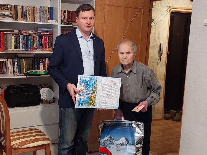 Сенатор РФ Валерий Пономарев поздравил ветеранов Великой Отечественной войны Владислава Леонидовича Вершанского и Григория Николаевича Стороженко с наступающим Новым годом Сенатор РФ Валерий Пономарев поздравил ветеранов Великой Отечественной войны Владислава Леонидовича Вершанского и Григория Николаевича Стороженко с наступающим Новым годом