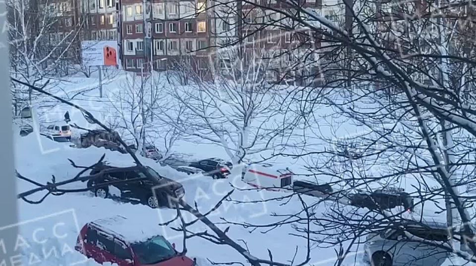 Кадры со скорой, которая пытается преодолеть затор из машин и сугробов на проспекте Циолковского