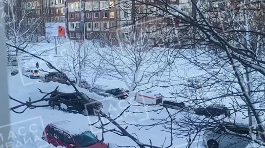 Кадры со скорой, которая пытается преодолеть затор из машин и сугробов на проспекте Циолковского