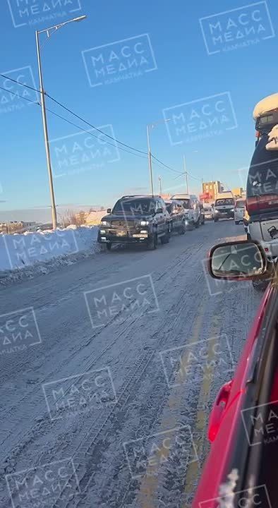 Скорая еле протискивается через поток машин