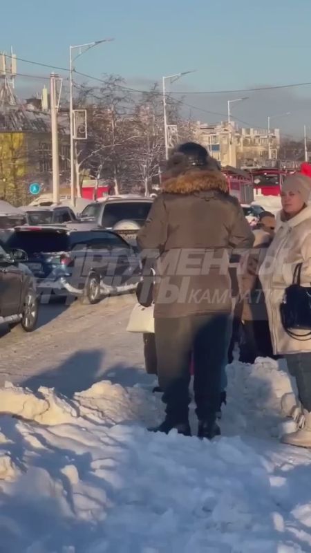 Судя по видео очевидцев, из-за пробок пожарные добрались до Горького 15/2 не так быстро, как могли бы