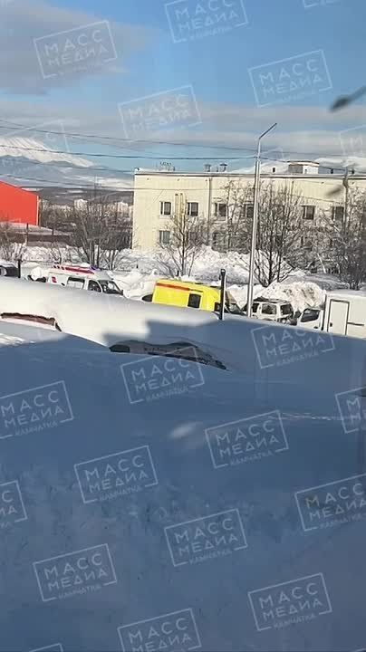 Скорая и реанимация пытаются проехать по дороге возле онкологического диспансера в сторону детской краевой больницы