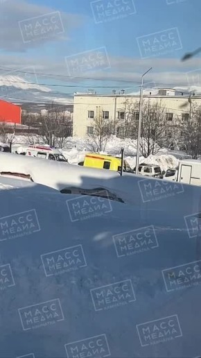 Скорая и реанимация пытаются проехать по дороге возле онкологического диспансера в сторону детской краевой больницы