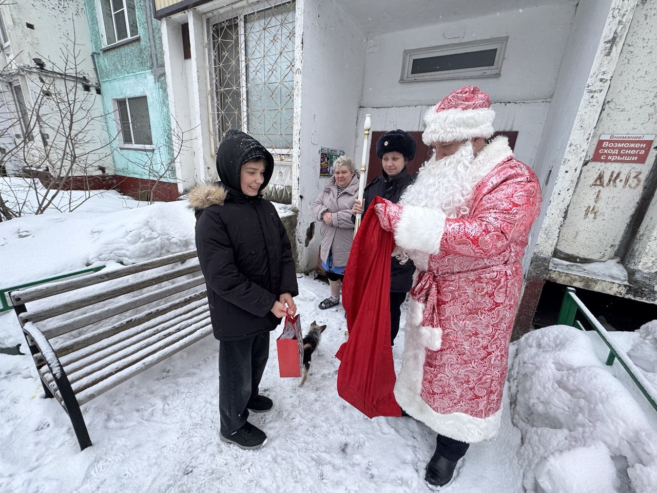 В Петропавловское-Камчатском «Полицейский Дед Мороз» поздравил ребят с наступающими праздниками В Петропавловское-Камчатском «Полицейский Дед Мороз» поздравил ребят с наступающими праздниками