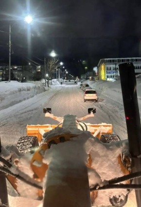 В ночную смену подрядные организации расчищали магистральные и внутриквартальные проезды