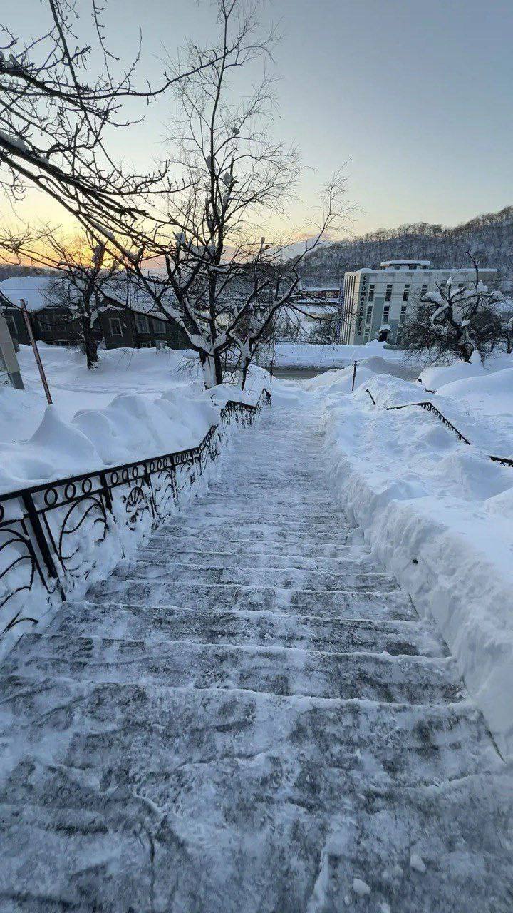 Лестничные переходы и пешеходные зоны на общественных территориях приводятся в порядок с механическим способом, а также с использованием ручного труда Службой благоустройства города