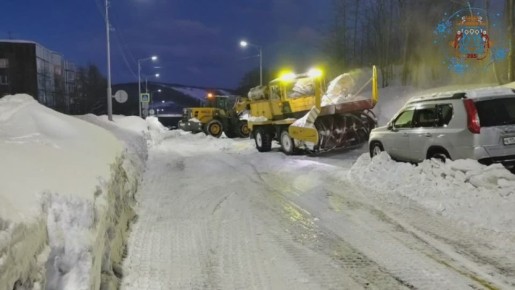 В первые дни января в Петропавловске-Камчатском продолжается работа по расчистке от снега, который принес предновогодний циклон