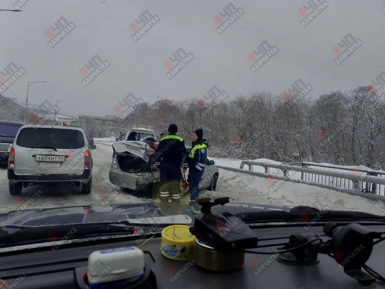 Тем временем, на мосту через реку Авача серьезное ДТП