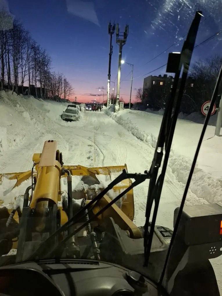 Лестничные переходы и пешеходные зоны на общественных территориях приводятся в порядок с механическим способом, а также с использованием ручного труда Службой благоустройства города Лестничные переходы и пешеходные зоны на общественных территориях приводятся в порядок с механическим способом, а также с использованием ручного труда Службой благоустройства города