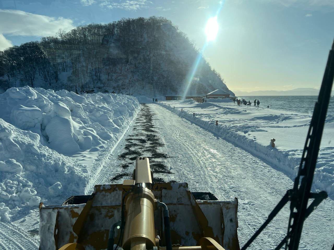 Лестничные переходы и пешеходные зоны на общественных территориях приводятся в порядок с механическим способом, а также с использованием ручного труда Службой благоустройства города Лестничные переходы и пешеходные зоны на общественных территориях приводятся в порядок с механическим способом, а также с использованием ручного труда Службой благоустройства города
