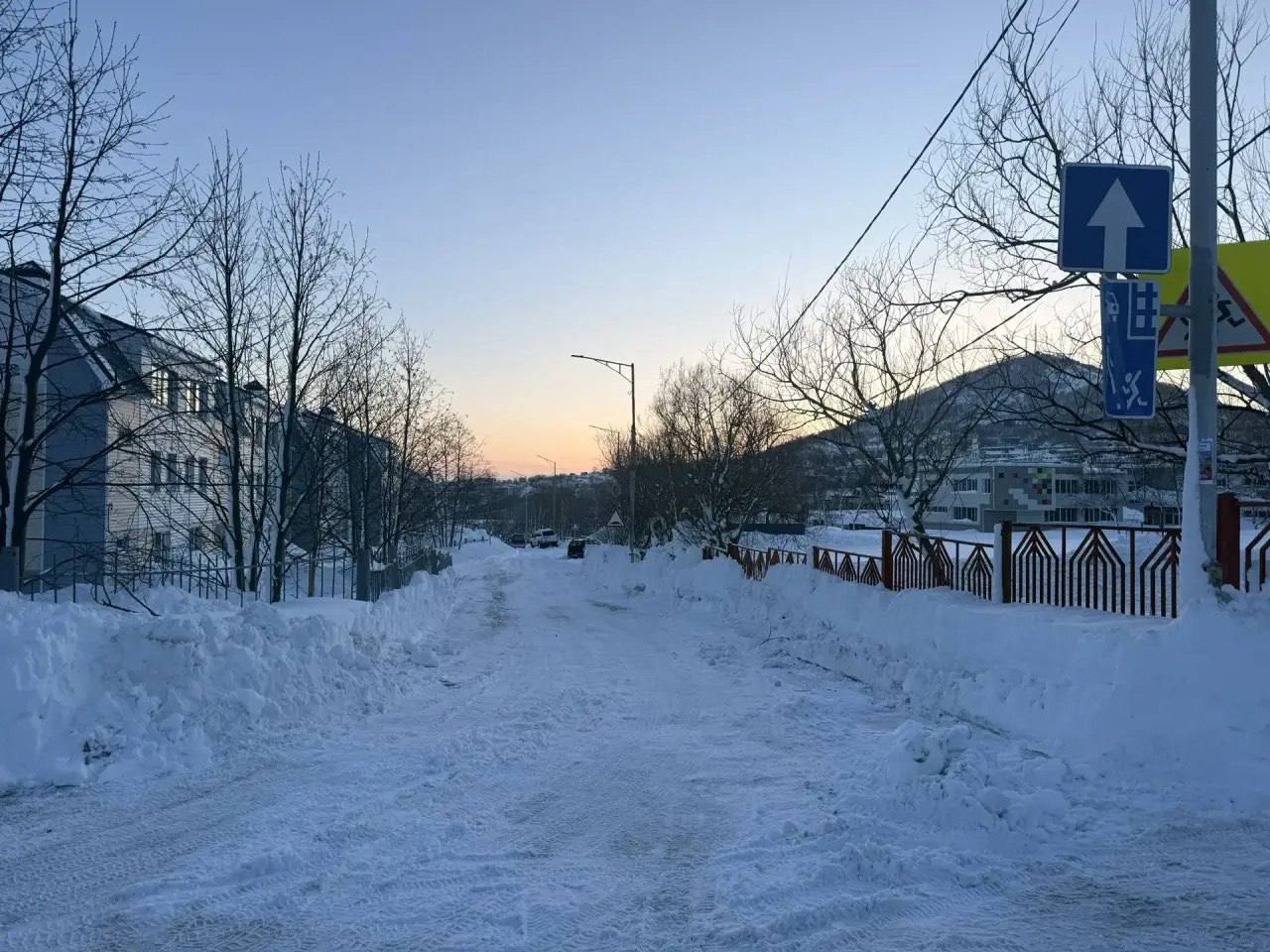 Лестничные переходы и пешеходные зоны на общественных территориях приводятся в порядок с механическим способом, а также с использованием ручного труда Службой благоустройства города Лестничные переходы и пешеходные зоны на общественных территориях приводятся в порядок с механическим способом, а также с использованием ручного труда Службой благоустройства города