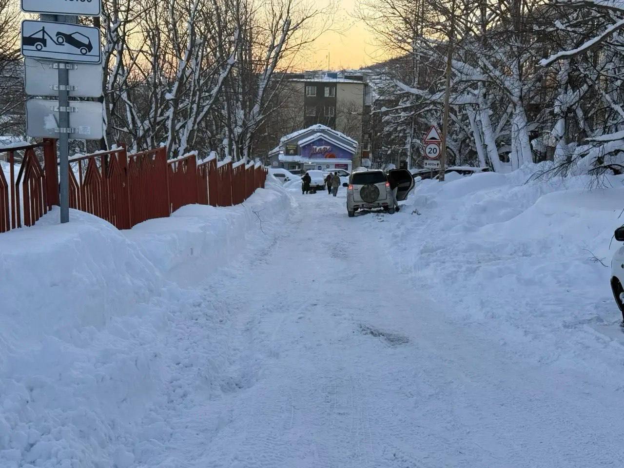 Лестничные переходы и пешеходные зоны на общественных территориях приводятся в порядок с механическим способом, а также с использованием ручного труда Службой благоустройства города Лестничные переходы и пешеходные зоны на общественных территориях приводятся в порядок с механическим способом, а также с использованием ручного труда Службой благоустройства города