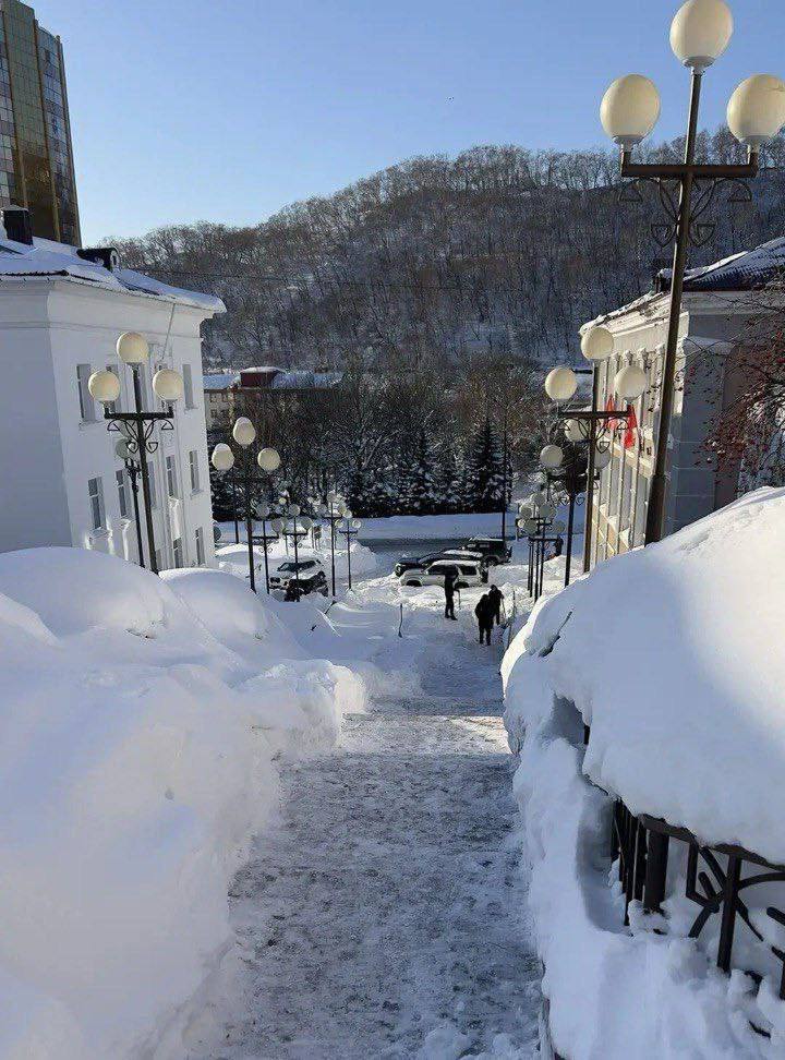 Лестничные переходы и пешеходные зоны на общественных территориях приводятся в порядок с механическим способом, а также с использованием ручного труда Службой благоустройства города Лестничные переходы и пешеходные зоны на общественных территориях приводятся в порядок с механическим способом, а также с использованием ручного труда Службой благоустройства города