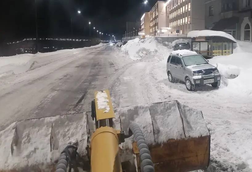 Уважаемые автовладельцы!. Просим вас не парковать автомобили на автобусных остановках ночью