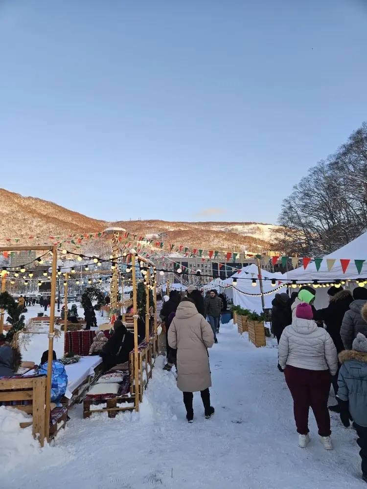 В центре краевой столице для жителей и гостей Камчатки проходят новогодние мероприятия: детские игровые, концертные программы и вечерние молодежные В центре краевой столице для жителей и гостей Камчатки проходят новогодние мероприятия: детские игровые, концертные программы и вечерние молодежные