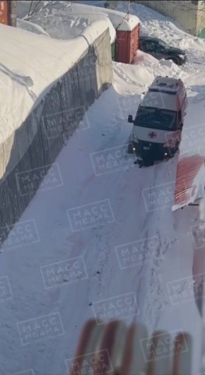 Машина скорой помощи застряла в снегу