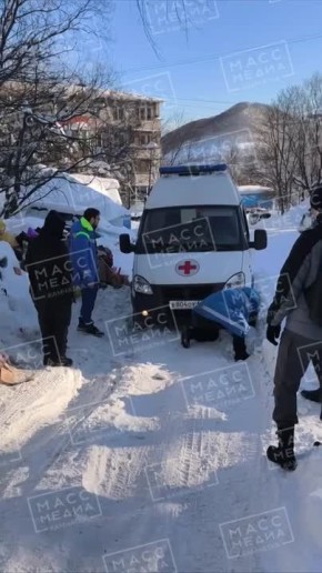 Еще одна скорая застряла в снегу