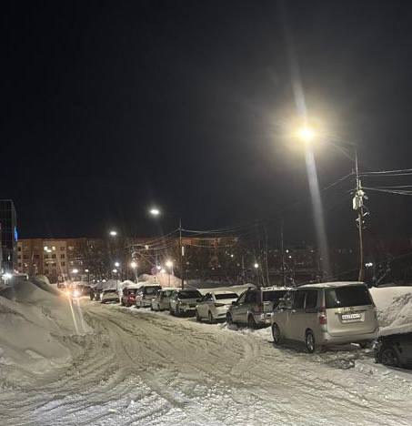 Уважаемые автомобилисты!. Просим срочно убрать машины с проезда по ул. Толстого у парка Победы (район Шамсы; 39-го детского сада)