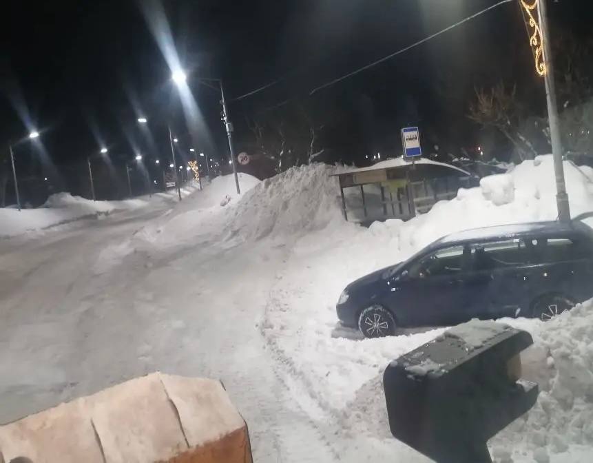 Уважаемые автовладельцы!. Просим вас не парковать автомобили на автобусных остановках ночью Уважаемые автовладельцы!. Просим вас не парковать автомобили на автобусных остановках ночью