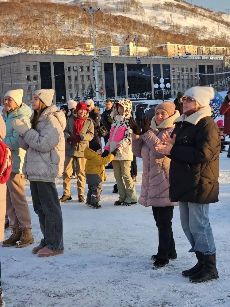В центре краевой столице для жителей и гостей Камчатки проходят новогодние мероприятия: детские игровые, концертные программы и вечерние молодежные В центре краевой столице для жителей и гостей Камчатки проходят новогодние мероприятия: детские игровые, концертные программы и вечерние молодежные