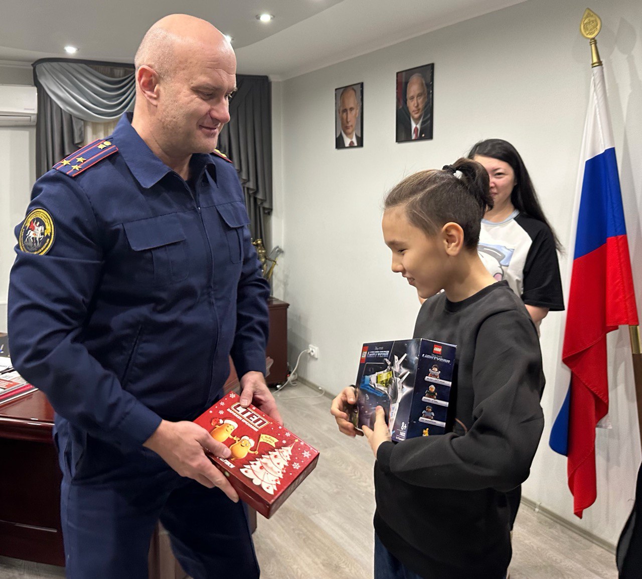 Руководитель следственного управления Следственного комитета Российской Федерации по Камчатскому краю исполнил желания брата и сестры в рамках акции «Ёлка желаний» Руководитель следственного управления Следственного комитета Российской Федерации по Камчатскому краю исполнил желания брата и сестры в рамках акции «Ёлка желаний»