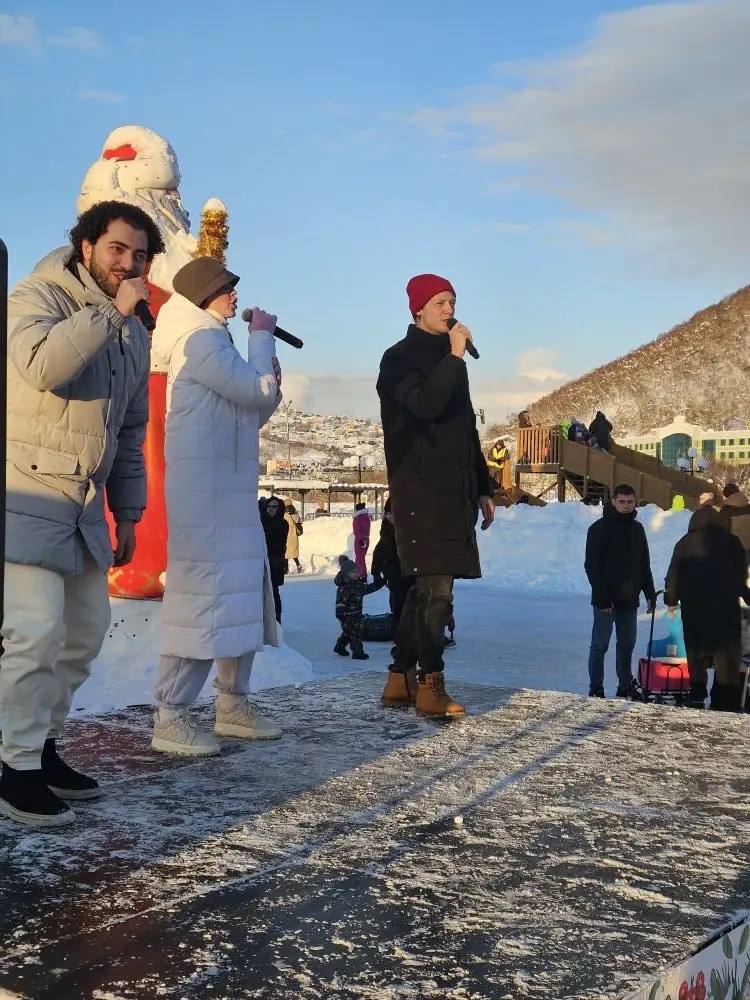 В центре краевой столице для жителей и гостей Камчатки проходят новогодние мероприятия: детские игровые, концертные программы и вечерние молодежные В центре краевой столице для жителей и гостей Камчатки проходят новогодние мероприятия: детские игровые, концертные программы и вечерние молодежные