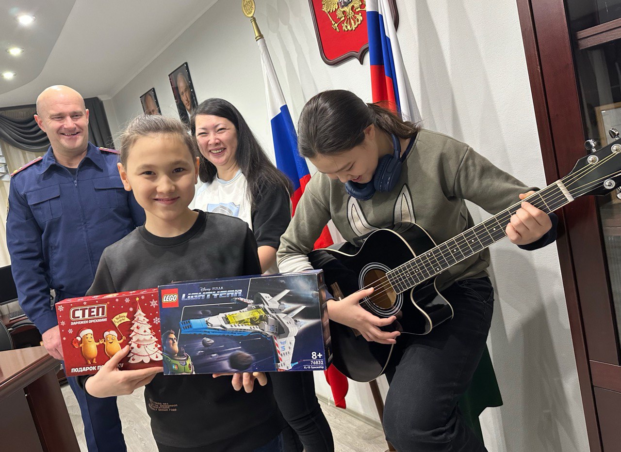 Руководитель следственного управления Следственного комитета Российской Федерации по Камчатскому краю исполнил желания брата и сестры в рамках акции «Ёлка желаний» Руководитель следственного управления Следственного комитета Российской Федерации по Камчатскому краю исполнил желания брата и сестры в рамках акции «Ёлка желаний»