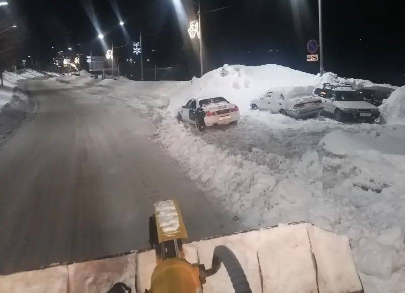 Уважаемые автовладельцы!. Просим вас не парковать автомобили на автобусных остановках ночью Уважаемые автовладельцы!. Просим вас не парковать автомобили на автобусных остановках ночью