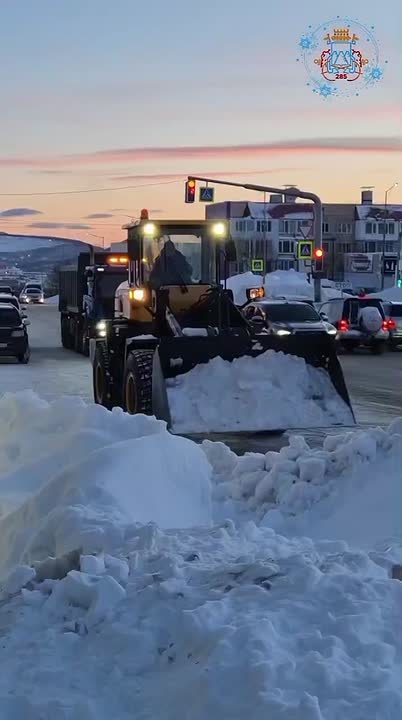 Дорожные службы вывозят снег с территории города