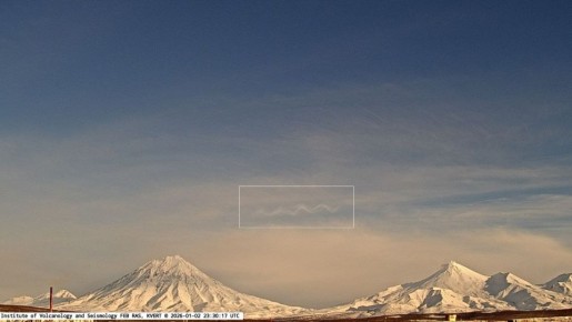 Над вулканами сняли редкие волнообразные облака