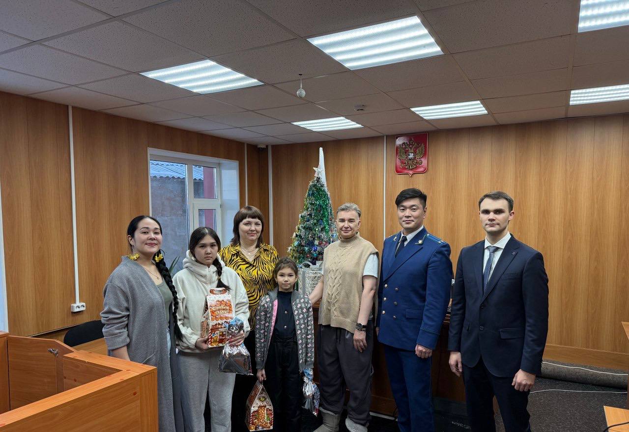 Камчатские прокуроры подарили праздник детям Камчатские прокуроры подарили праздник детям