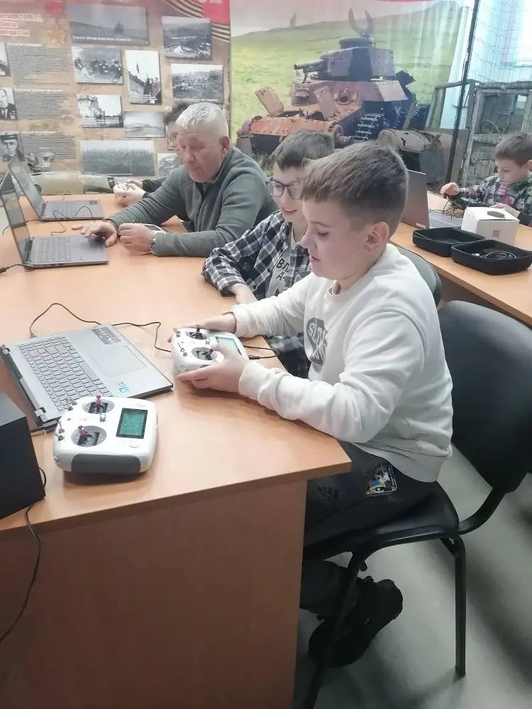 В Подростковом центре «Патриот» проходит мастер - класс для детей и взрослых по обучению на БПЛА (полёты на симуляторах)! В Подростковом центре «Патриот» проходит мастер - класс для детей и взрослых по обучению на БПЛА (полёты на симуляторах)!