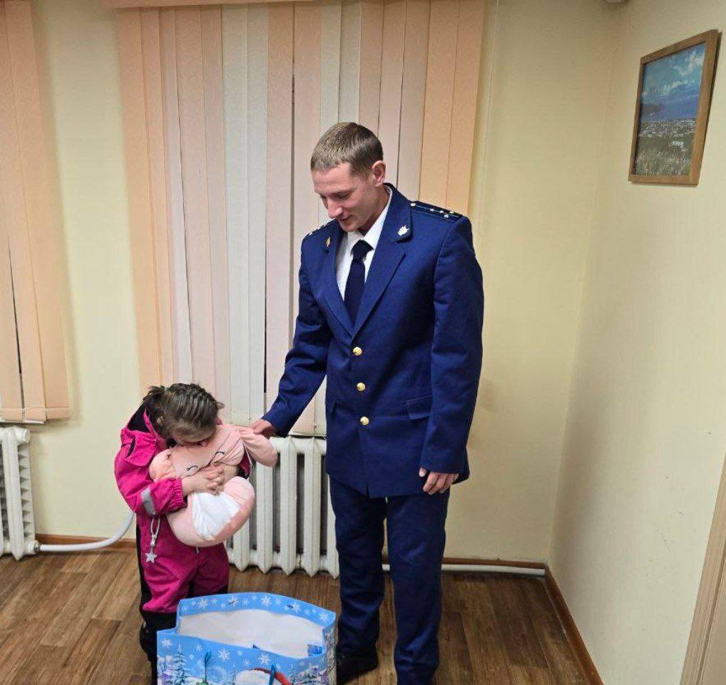 Камчатские прокуроры подарили праздник детям Камчатские прокуроры подарили праздник детям